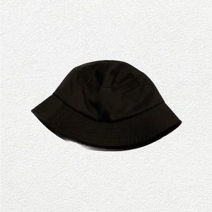 Black bucket hat